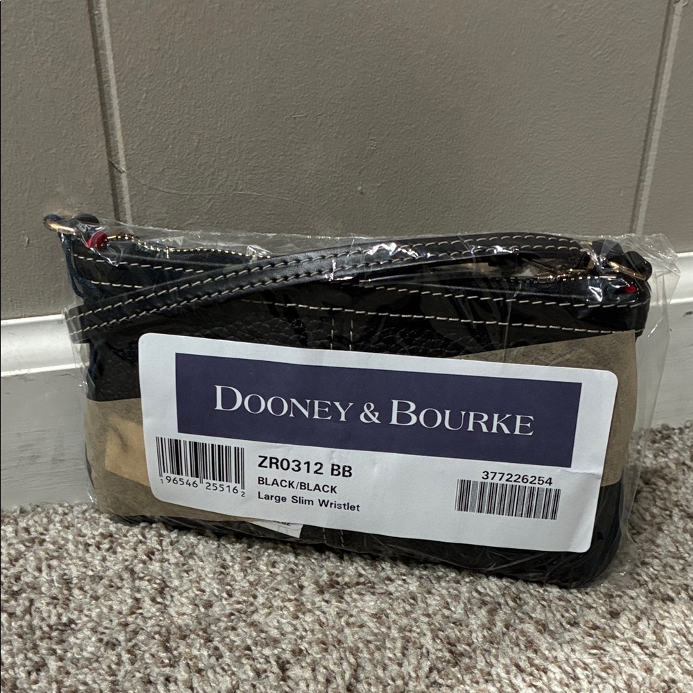 Dooney & Bourke Large Slim Wristlet (black)